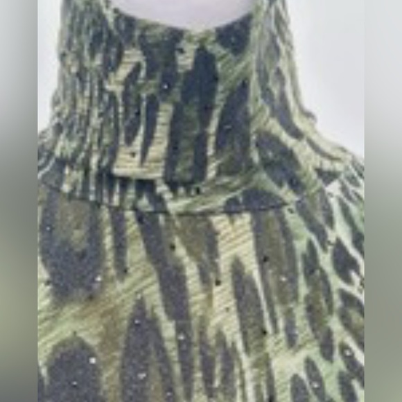 St .John Sport short sleeve with mock neck and black embellished studs. - Picture 5 of 8